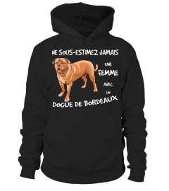 UNE FEMME AVEC UN DOGUE DE BORDEAUX