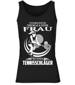 FRAU MIT EINEM TENNISSCHLÄGER