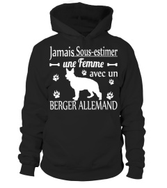 UNE FEMME AVEC UN BERGER ALLEMAND