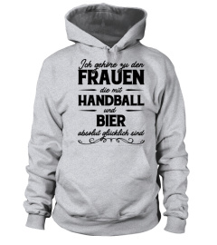 FRAUEN DIE MIT HANDBALL UND BIER