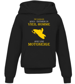 ne jamais sous estimer un vieil homme avec une motoneige 