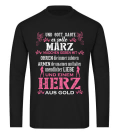 März Mädchen einem Herz aus Gold Tee