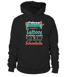 Februar Mädchen mit Tattoos, schönen Augen und dicken Schenkeln Tee