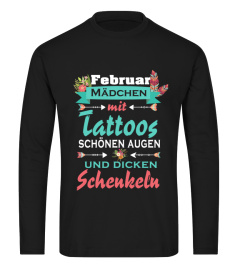 Februar Mädchen mit Tattoos, schönen Augen und dicken Schenkeln Tee