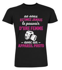 femme avec un appareil photo