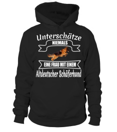 Frau mit einem Altdeutscher Schaferhund