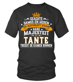 De Tante treedt de kamer binnen