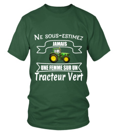 Une femme sur un tracteur vert