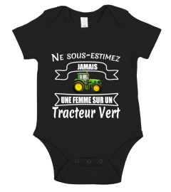 Une femme sur un tracteur vert