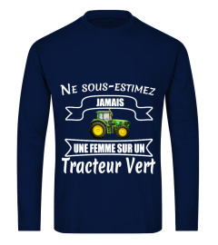 Une femme sur un tracteur vert