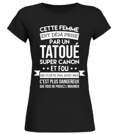 CETTE FEMME EST PRISE PAR UN TATOUE