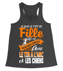 Filles parfaitement heureuse avec le tir af l'arc et les chiens