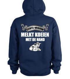 Echte vrouw melkt koeien