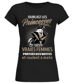 Motarde - Oubliez les princesses, les vraies femmes portent des bottes et roulent à moto