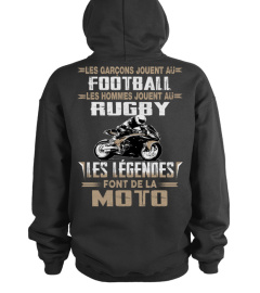 Motard - Les garcons jouent au football, les hommes jouent au rugby et les légendes font de la moto