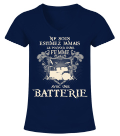  NE SOUS ESTIMEZ JAMAIS LE POUVOIR D'UNE FEMME AVEC UNE BATTERIE T-SHIRT