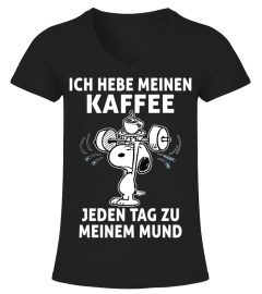 ICH HEBE MEINEN KAFFEE JEDEN TAG ZU MEINEM MUND