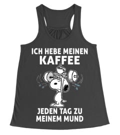 ICH HEBE MEINEN KAFFEE JEDEN TAG ZU MEINEM MUND