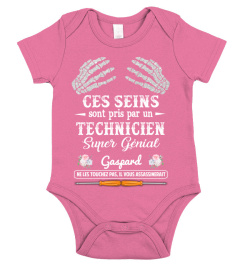 CES SEINS SONT PRIS PAR UN TECHNICIEN