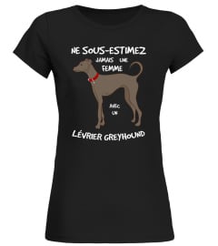 UNE FEMME AVEC UN LÉVRIER GREYHOUND