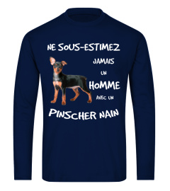 UN HOMME AVEC UN PINSCHER NAIN