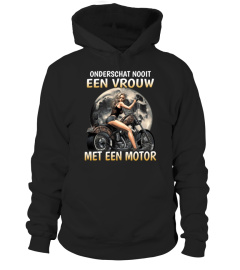 Een vrouw met een motor