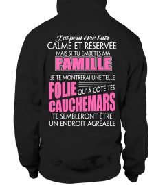 J'AI PEUT ETRE LAIR CALME ET RESERVEE MAIS SI TU EMBETES MA FAMILLE JE TE MONTRERAL UNE TELLE FOLIE QU A COTE TES CAUCHEMARS TE SEMBLERONT ETRE UN ENDROIT AGREABLE T-SHIRT