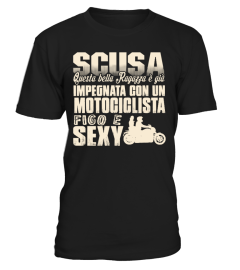 SCUSA IMPEGNATA CON UN MOTOCICLISTA FIGO E SEXY T-shirt