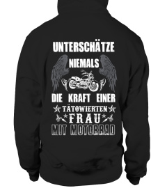 TÄTOWIERTE FRAU UND MOTORRAD