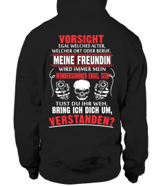 VORSICHT EGAL WELCHES ALTER WELCHER ORT ODER BERUF MEINE FREUNDIN WIRD IMMER MEIN WUNDERSCHONER ENGEL SEIN TUST DU IHR WEH BRING ICH DICH UM, VERSTANDEN T-SHIRT