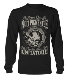 COUCHE AVEC UN TATOUÉ T-SHIRT