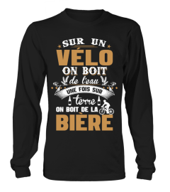 SUR UN VÉLO ON BOIT DE L'EAU T-SHIRT