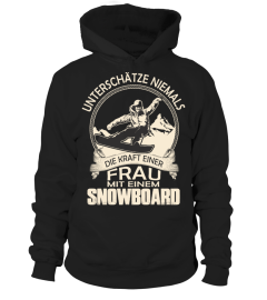  UNTERSCHÄTZE NIEMALS DIE KRAFT EINER FRAU MIT EINEM SNOWBOARD T- SHIRT