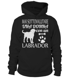 UNA DONNA CON UN LABRADOR