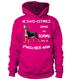 UNE FEMME AVEC UN PINSCHER NAIN