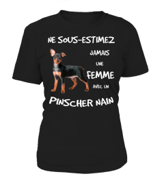 UNE FEMME AVEC UN PINSCHER NAIN