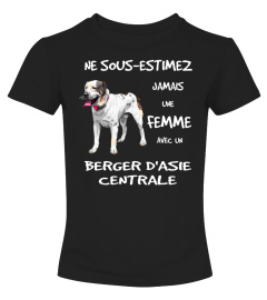 UNE FEMME AVEC UN BERGER D'ASIE CENTRALE