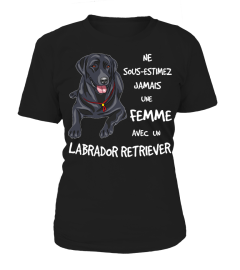 UNE FEMME AVEC UN LABRADOR NOIR