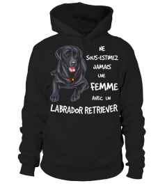 UNE FEMME AVEC UN LABRADOR NOIR