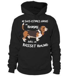 UN HOMME AVEC UN BASSET HOUND