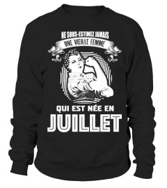 UNE VIELLE FEMME QUI EST NEE EN JUILLET T-SHIRT