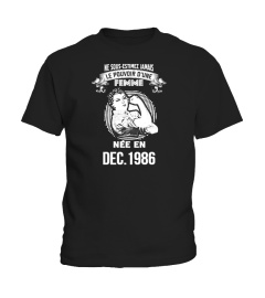 NE SOUS ESTIMEZ JAMAIS LE POUVOIR DUNE VIEILLE FEMME NÉE EN DEC 1986 T-SHIRT