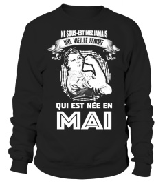 UNE VIELLE FEMME QUI EST NEE EN MAIT-SHIRT