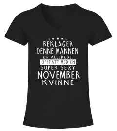 BEKLAGER DENNE MANNEN SUPER SEXY  NOVEMBER KVINNE T-SHIRT