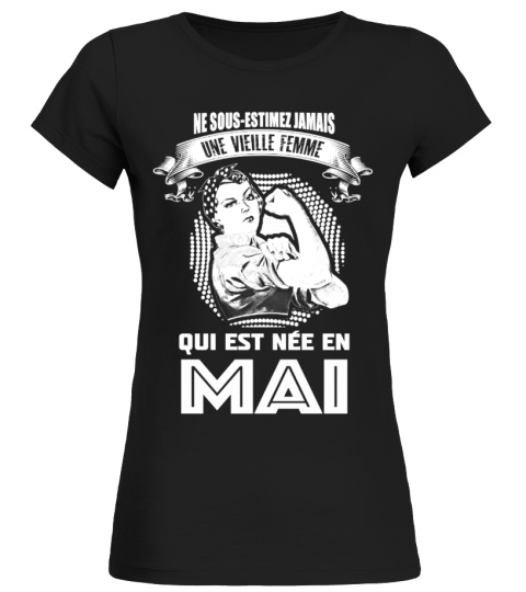 UNE VIELLE FEMME QUI EST NEE EN MAIT-SHIRT